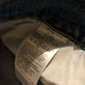 Hello I’m selling some size 16 tall old navy original skinny jeans that are blue